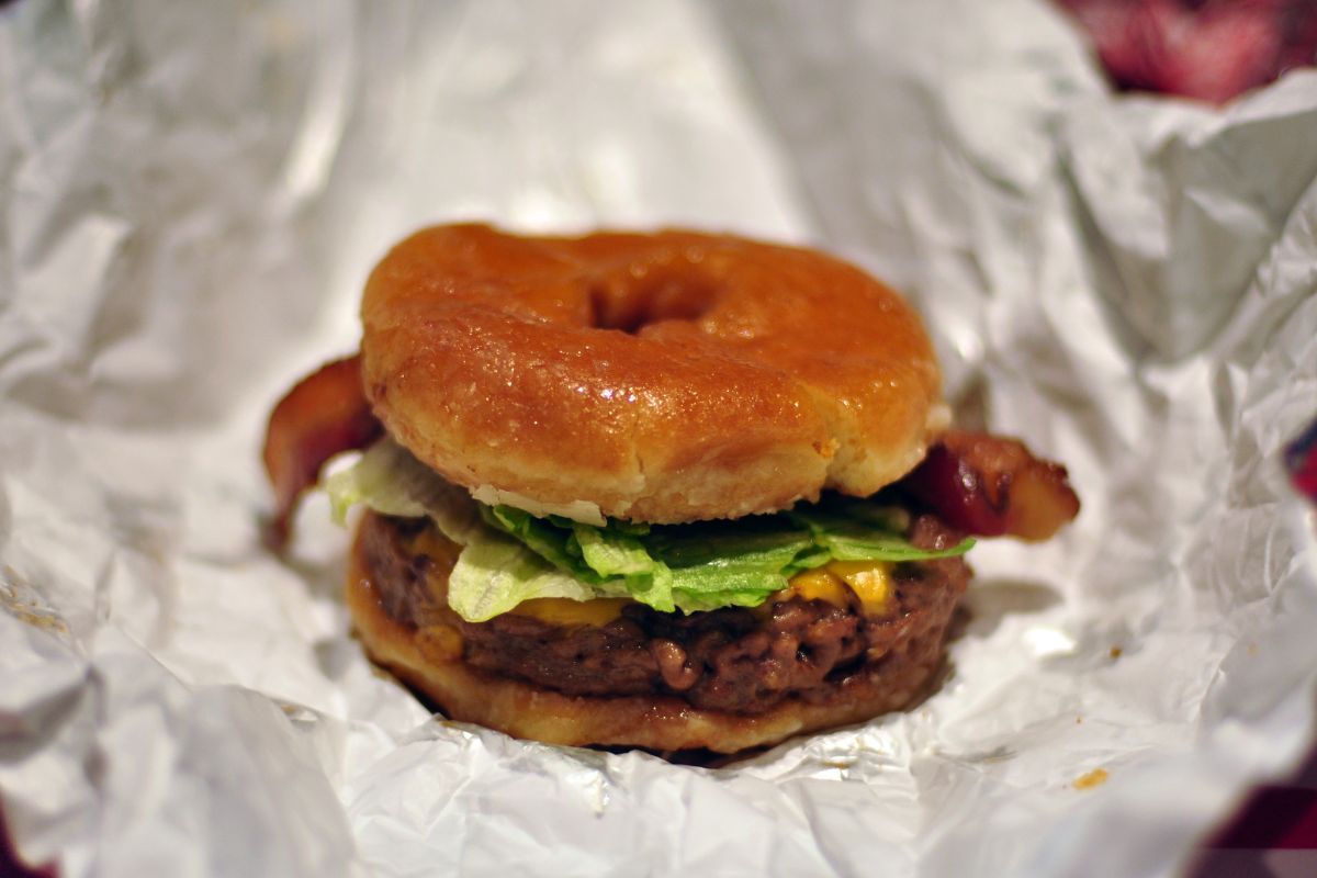 Hamburguesa de res con pan dulce. Foto de Flickr.