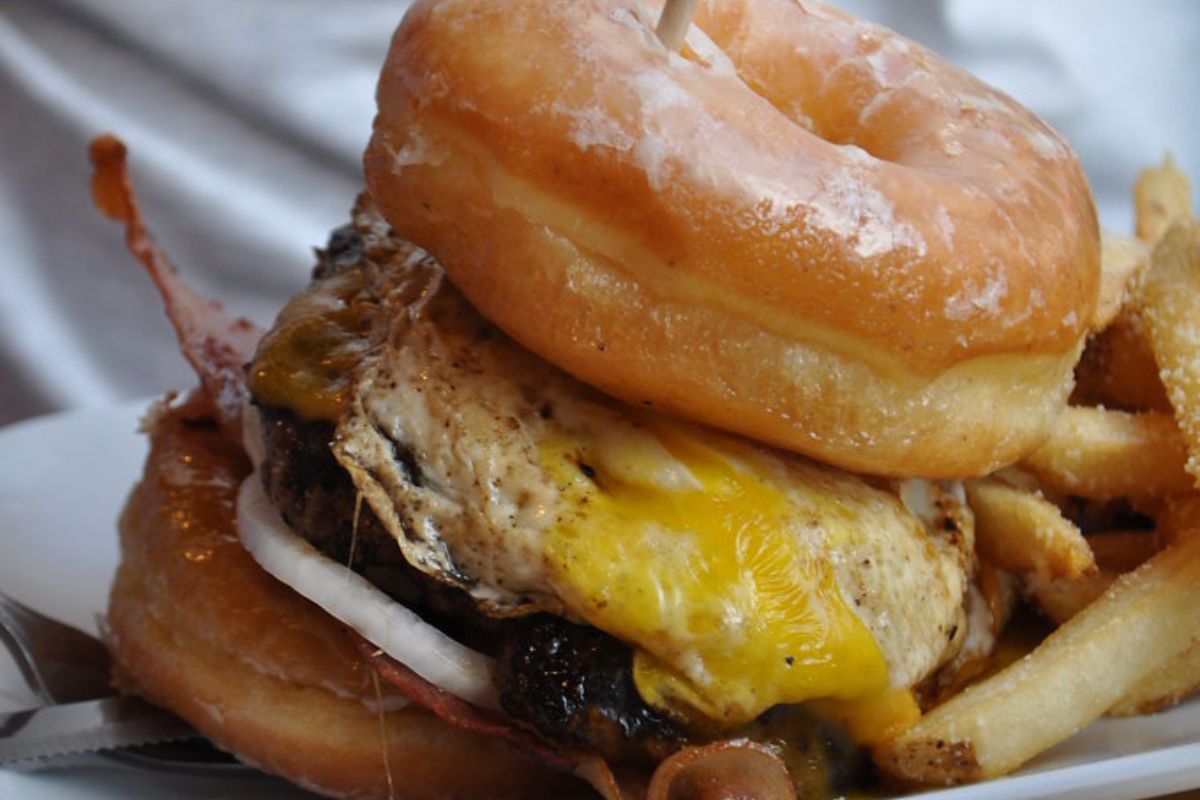 Hamburguesa con donas glaseadas y vegetales frescos. Foto de Flickr.