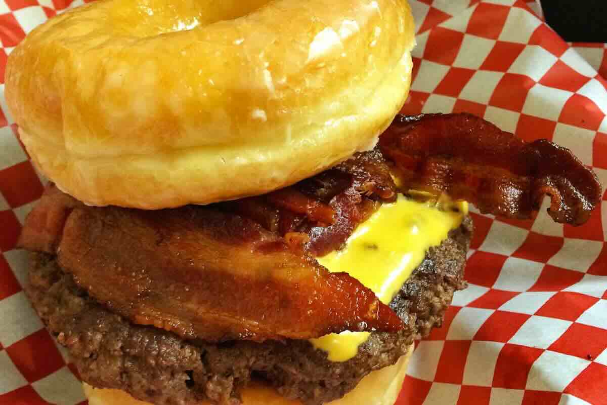 Hamburguesa con pan dulce, tocino frito y carne de res. Foto de Flickr.