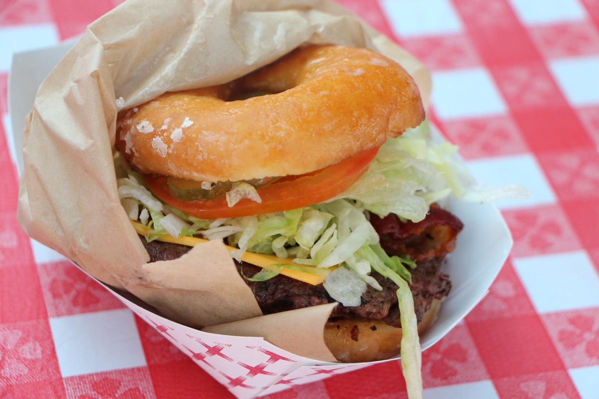 Hamburguesa con donas glaseadas y vegetales frescos. Foto de Flickr.