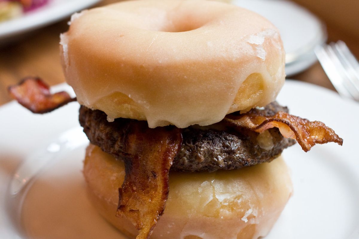 Hamburguesa con pan dulce, tocino frito y carne de res. Foto de Flickr.