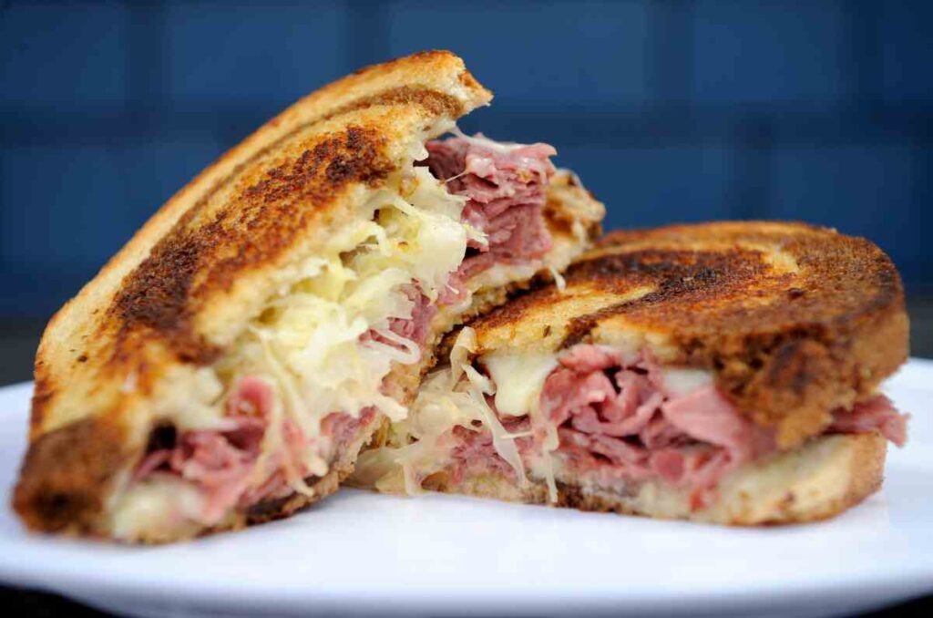 Historia y origen del Reuben Sandwich y cómo prepararlo 0