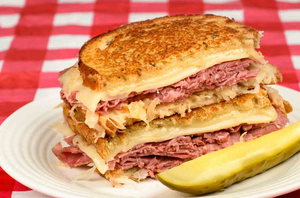 Historia y origen del Reuben Sandwich y cómo prepararlo