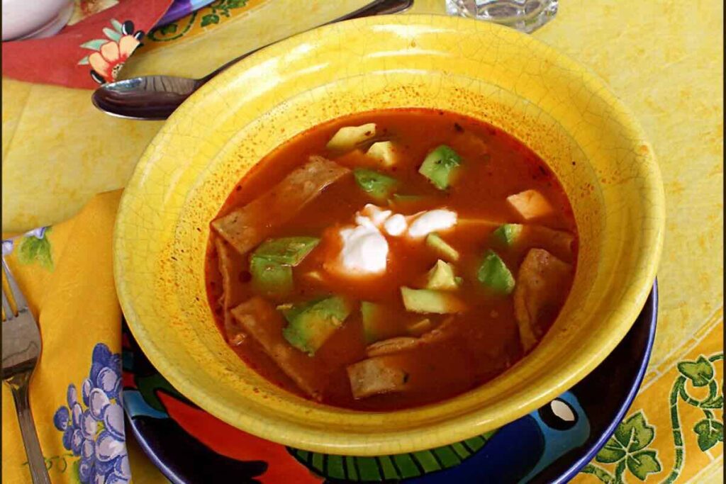 La sopa tarasca es originaria de Michoacán que se prepara con jitomate, tortilla y caldo de pollo.