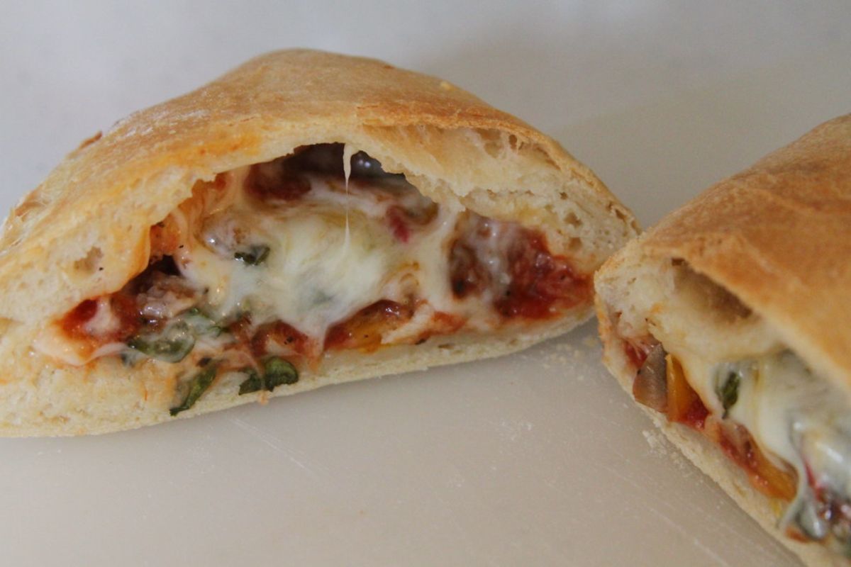 Stromboli relleno de salsa de tomate, queso y pepperoni. Foto de Flickr.