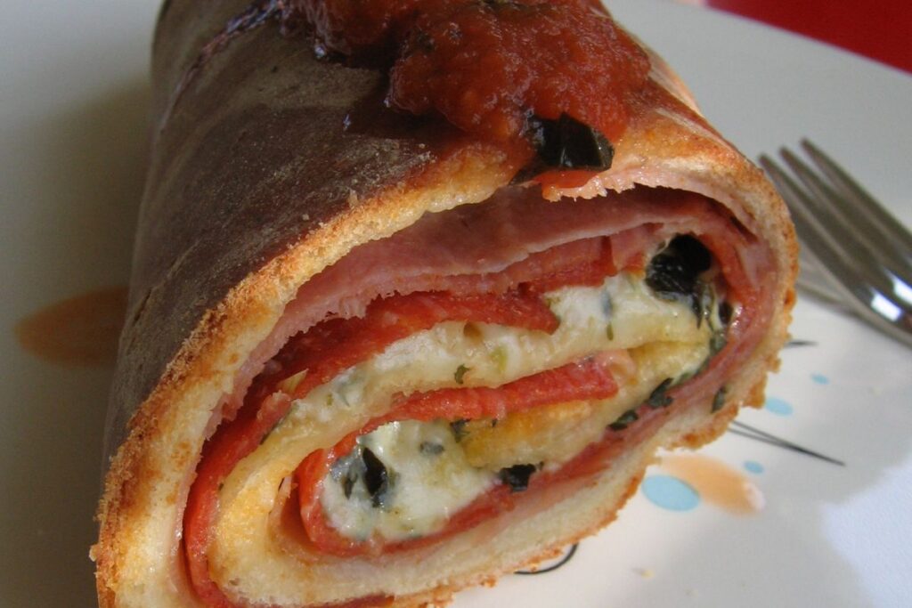 El stromboli es un platillo americano inspirado en la pizza italiana.