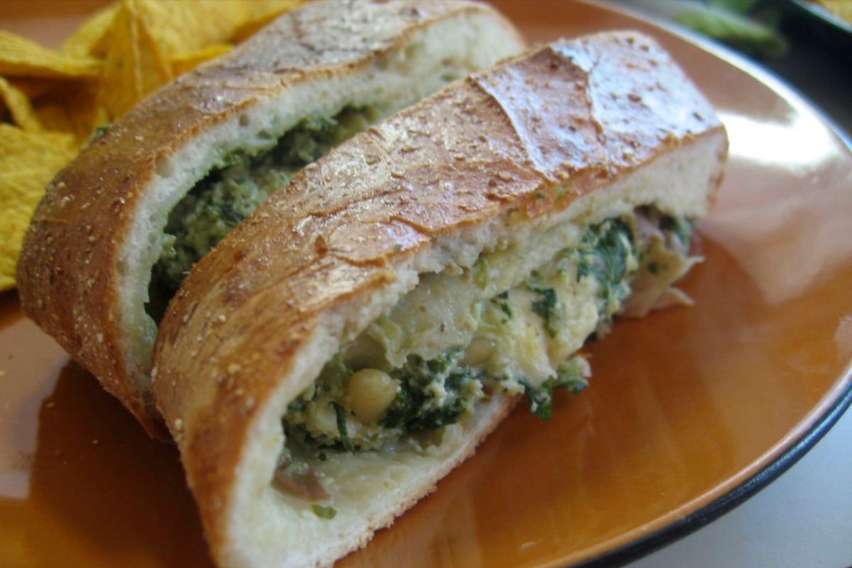 Stromboli relleno de queso con espinaca. Foto de Flickr.