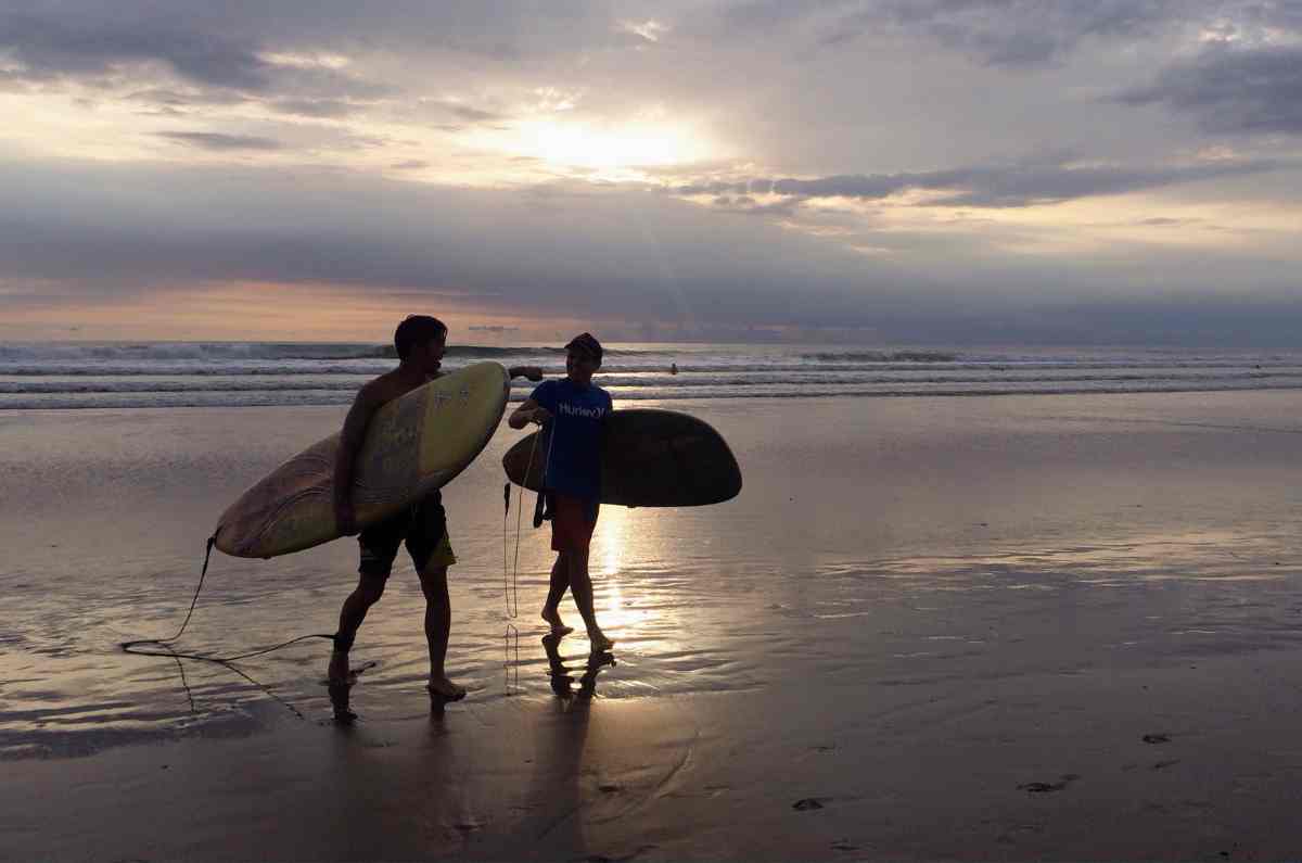 5 destinos de playa que son de ensueño para surfistas