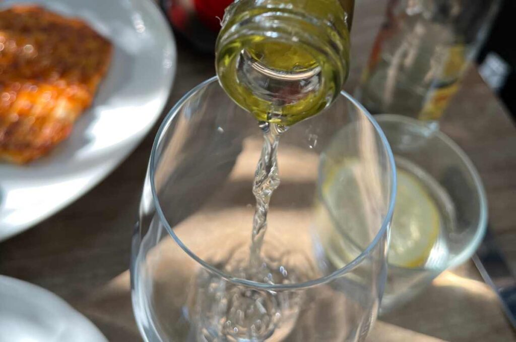 Una copa de vino rellenándose en Terraza Palmares