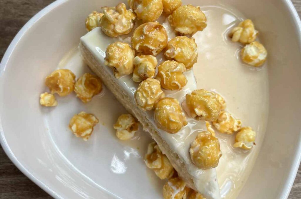 Así se ve en Terraza Palmares el pastel de tres leches con palomitas. Foto de Ollin Velasco