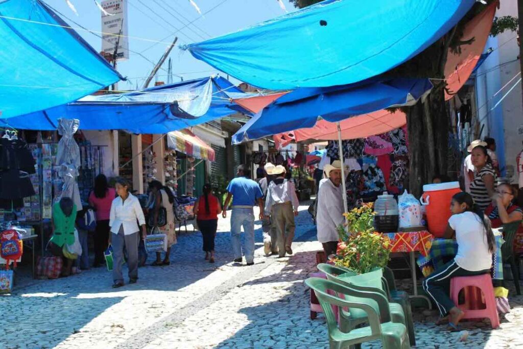 Los tianguis en México son una experiencia única donde se reúnen distintos elementos.