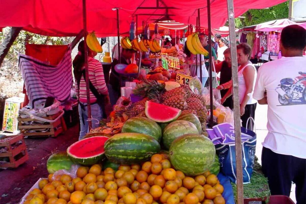 Los tianguis en México son una experiencia única donde se reúnen distintos elementos.