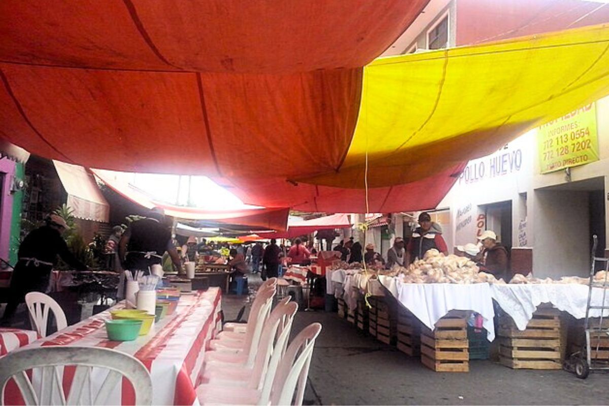 La tradición mexicana de comprar comida en los tianguis