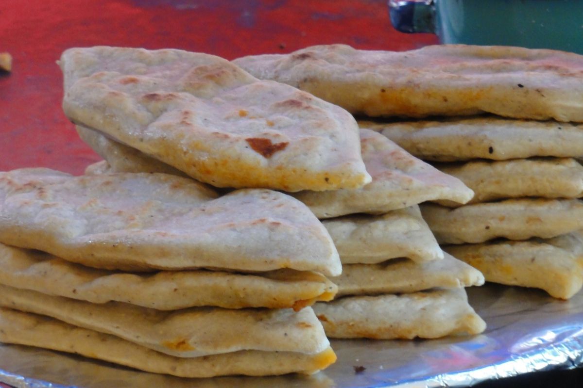 Tlacoyos con masa de maíz blanco. Foto de Flickr.