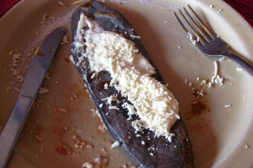 Los tlacoyos son antojitos mexicanos rellenos que se cocinan al comal.