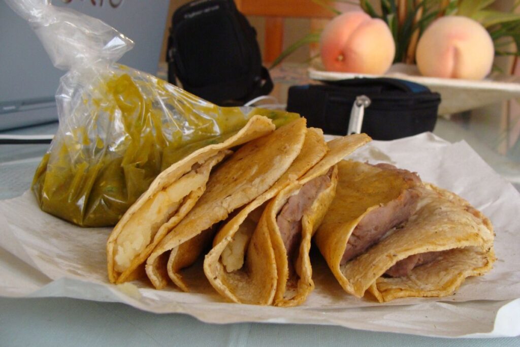 Tlaxcala presume los tacos de canasta como un platillo local.