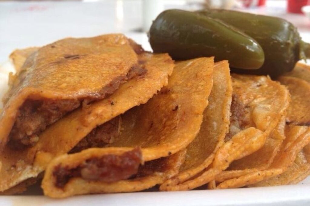 Tlaxcala presume los tacos de canasta como un platillo local.