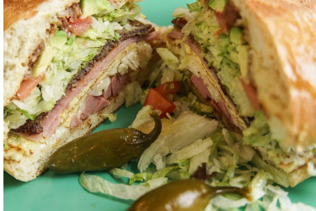 Las tortas cubanas llevan un poco de todo, entre diferentes quesos, carne y embutidos.