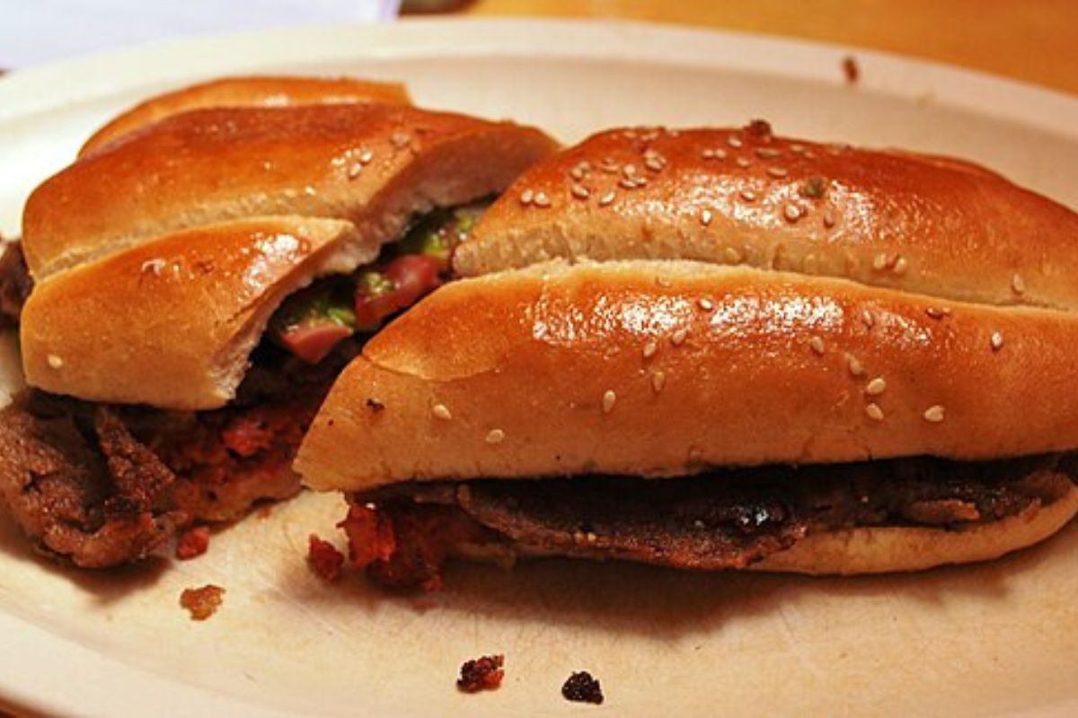 Torta para compartir, con milanesa, salchicha y vegetales. Foto de Flickr.