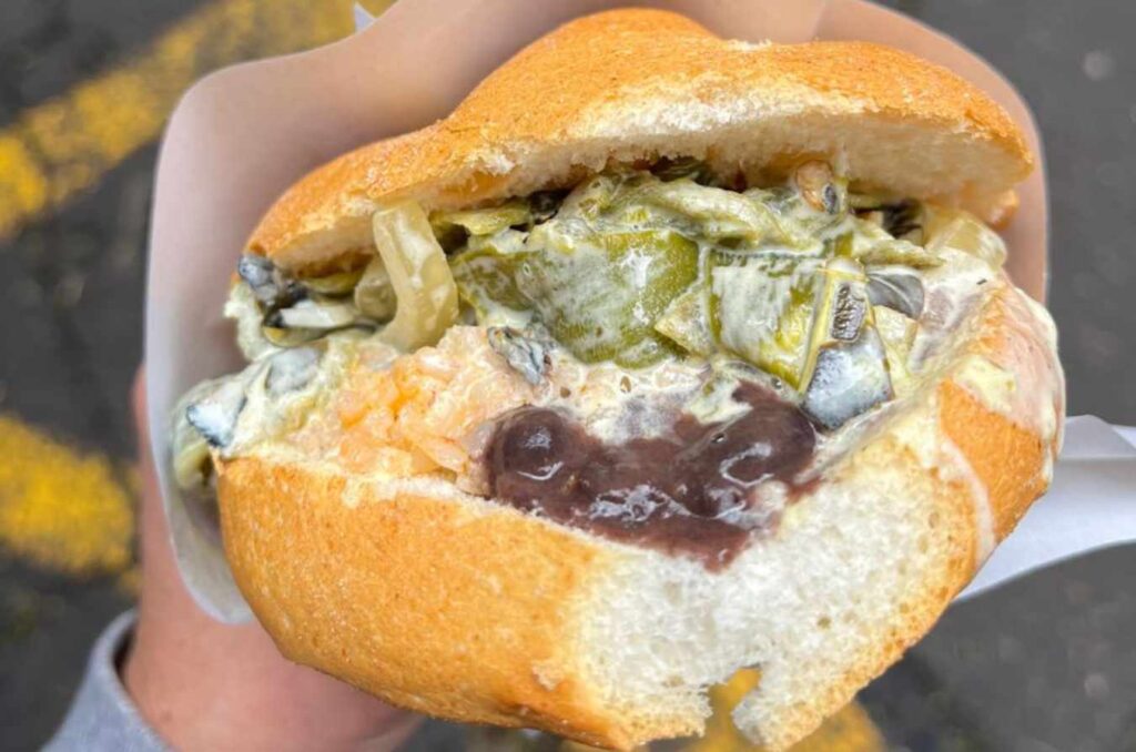 Las tortas chilangas son lo máximo, como ésta de rajas con crema