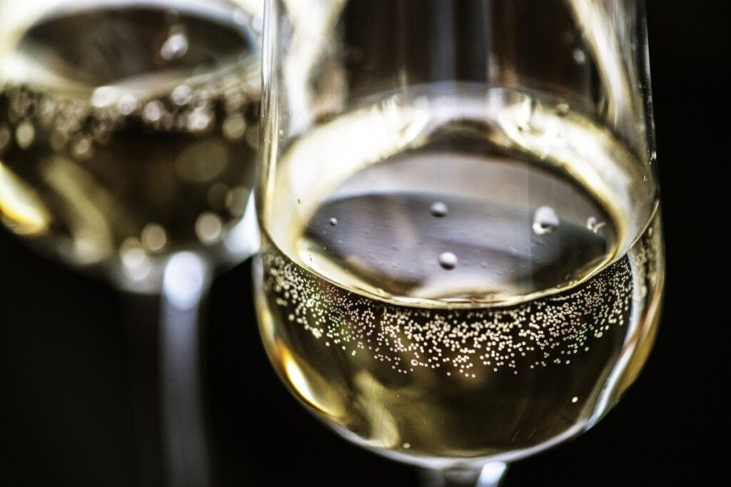 El vino prosecco es producido con Italia.