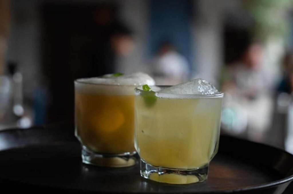 Dos cocteles sobre una charola, antes de pasar a Alambiq