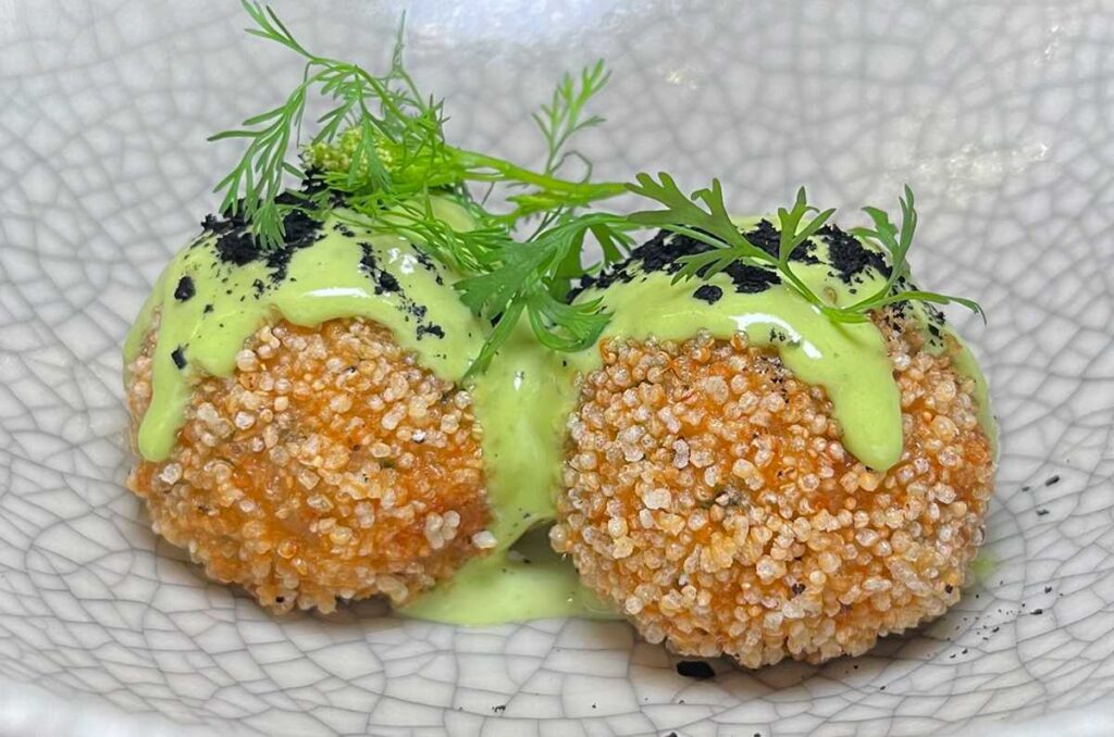 Croquetas, que fueron el preludio en la cena en Alelí. Foto de Christian Martínez.