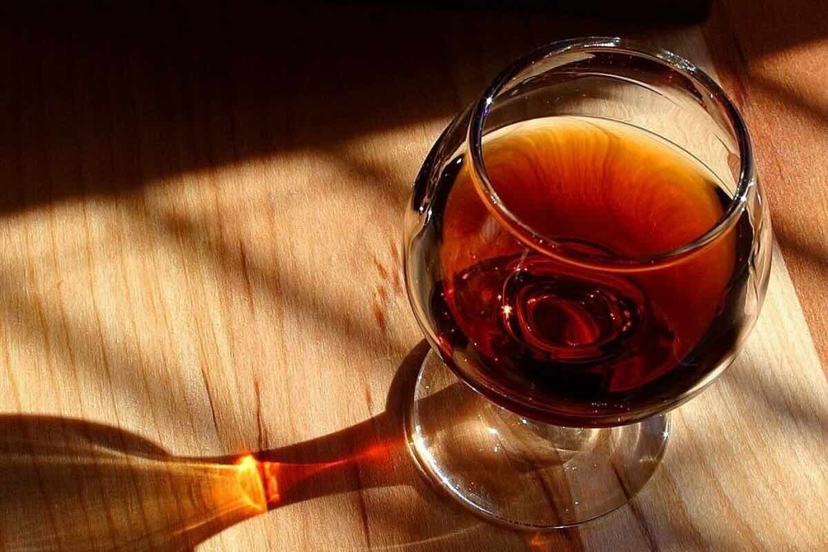 La fascinante historia del brandy, el licor que nació a partir del vino