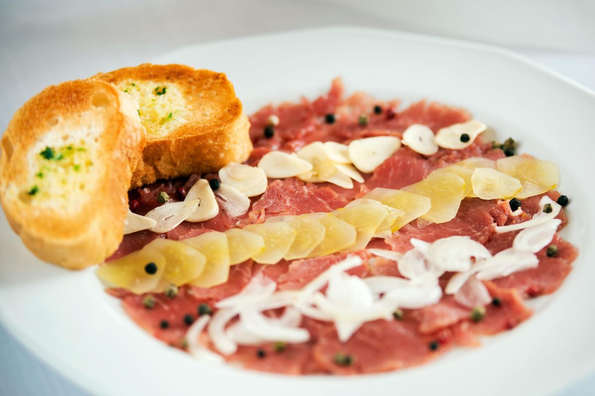 Carpaccio de res con queso parmesano fresco. Foto de PxHere.