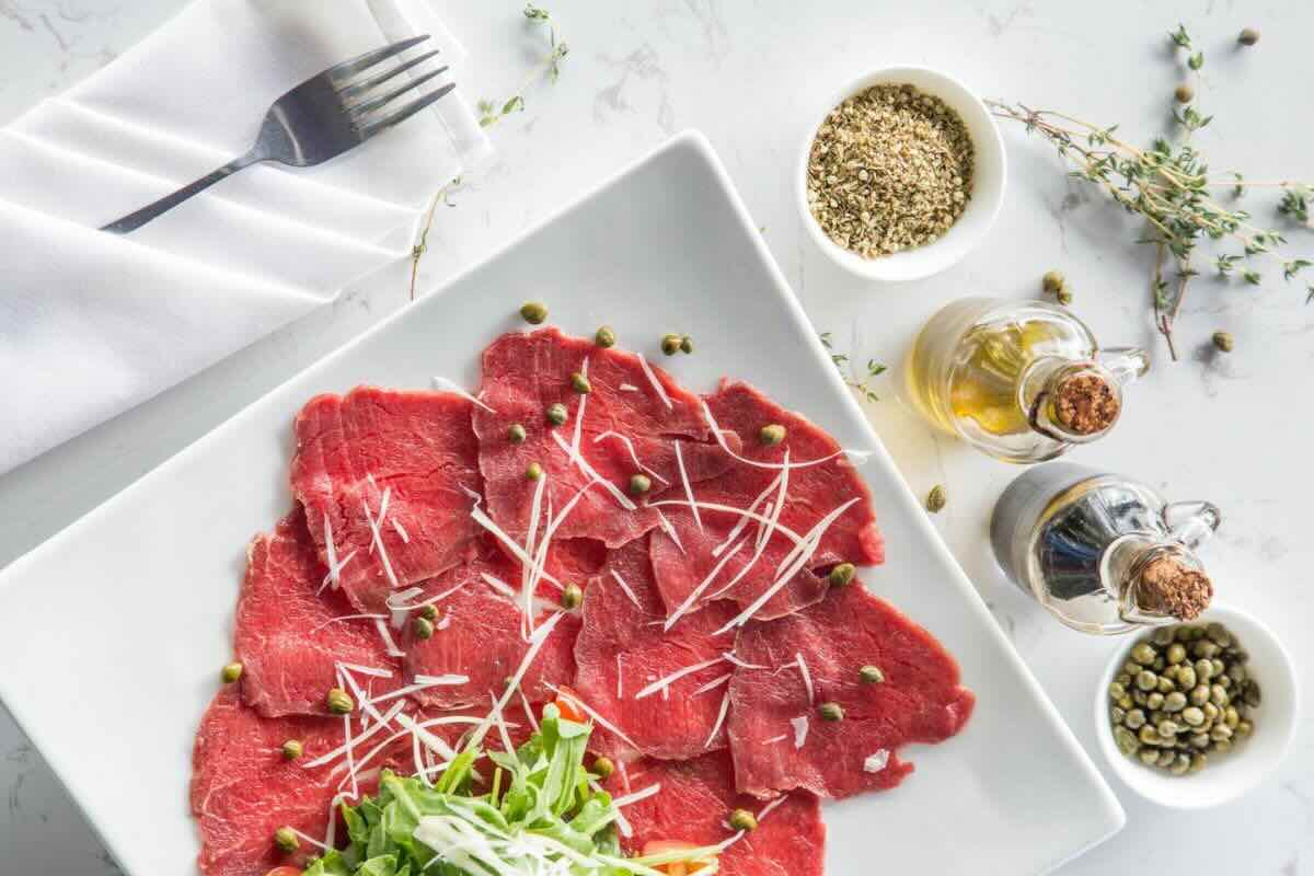 Carpaccio de res con alcaparras. Foto de PxHere.