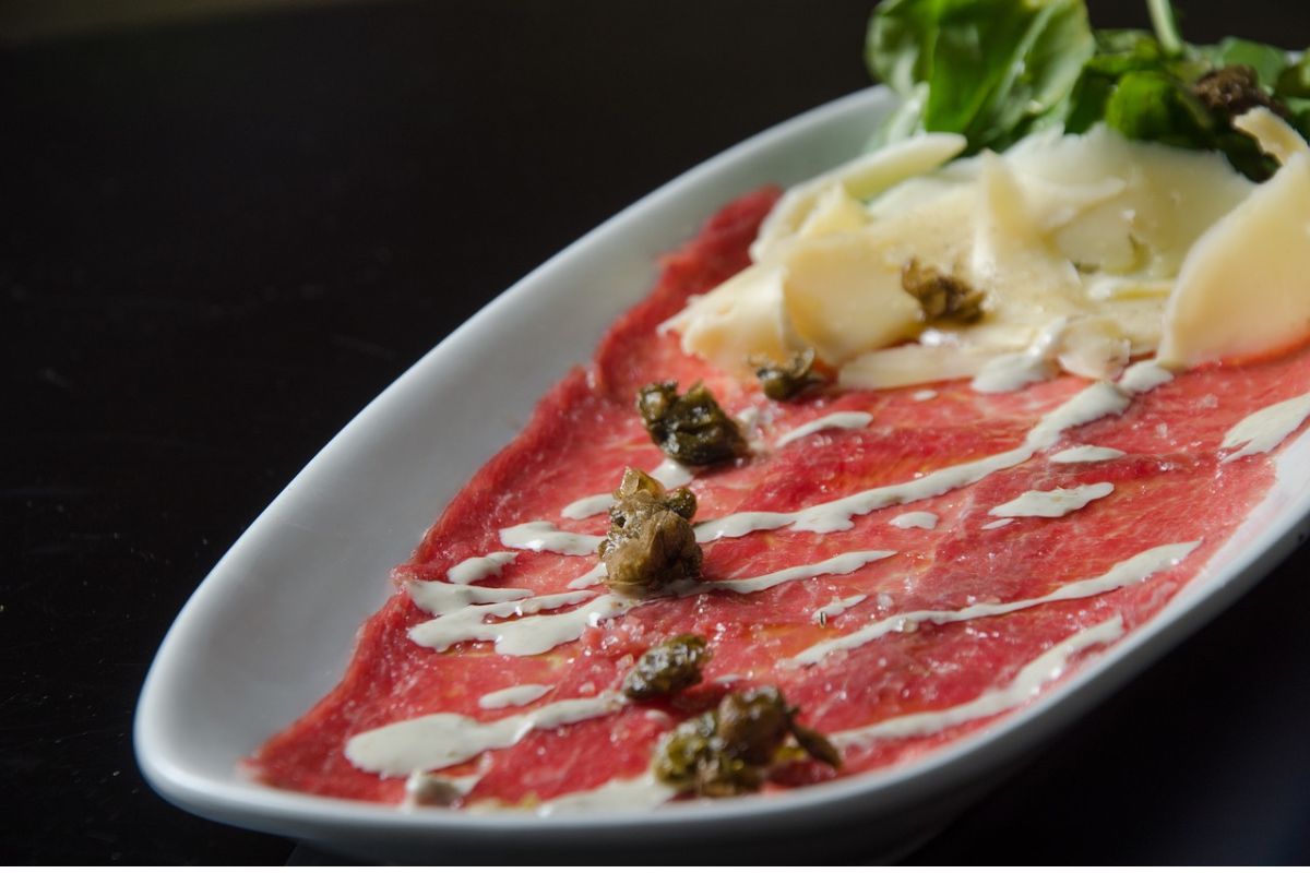 Carpaccio de res con queso parmesano fresco. Foto de PxHere.