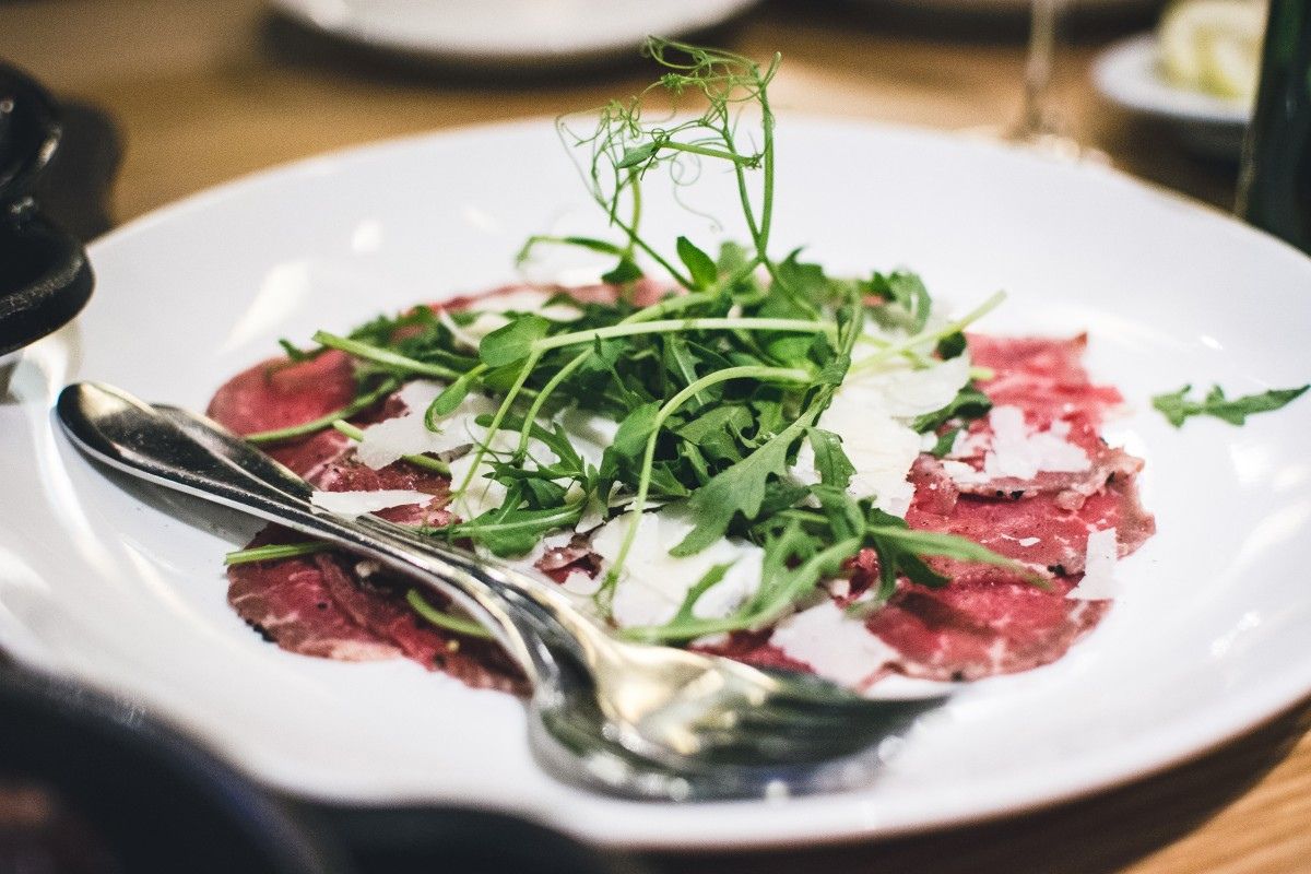 Carpaccio de res con queso parmesano fresco. Foto de PxHere.