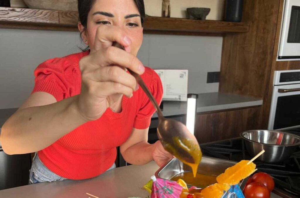 Foto de la chef Gaby Ruiz cocinando canciones