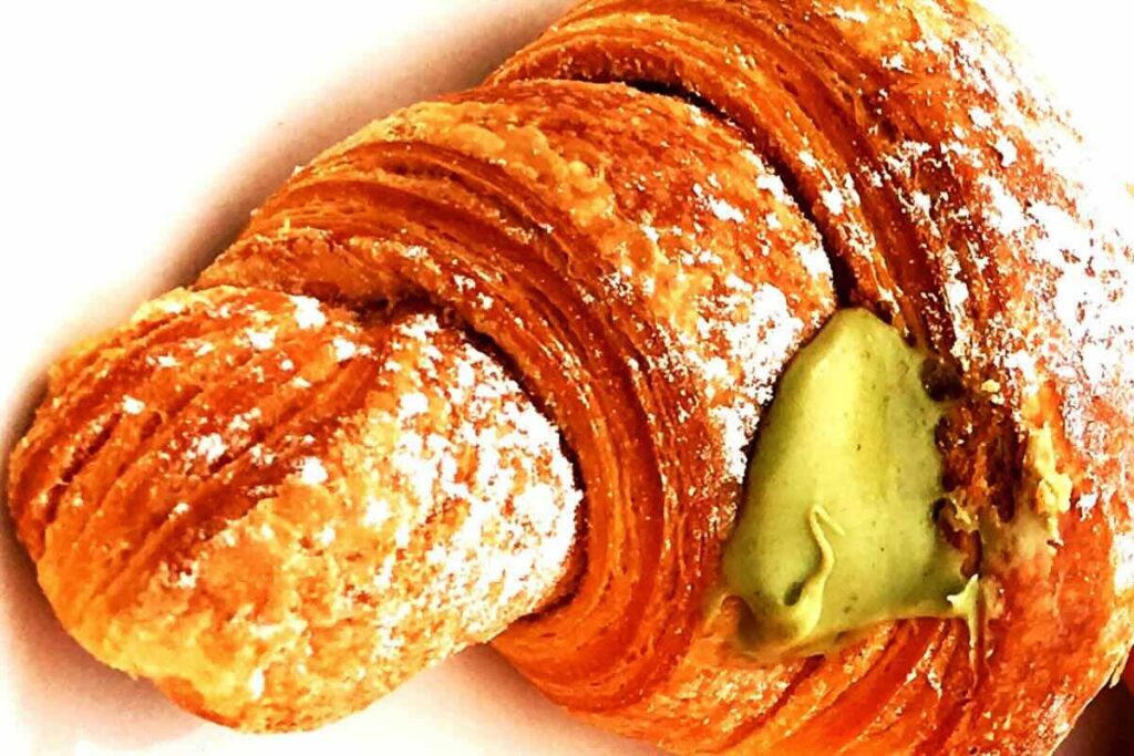 El cornetto es un pan dulce italiano que puede o no rellenarse.