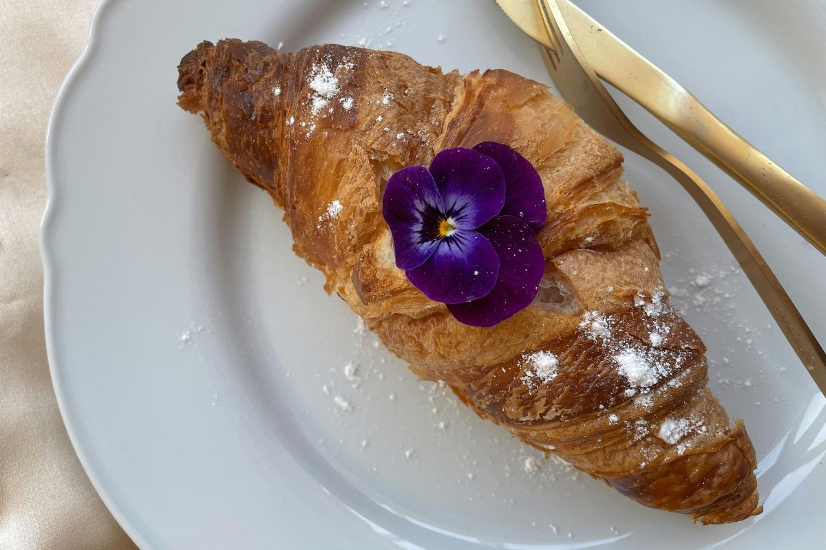 Cornetto recién horneado. Foto de Pexels.