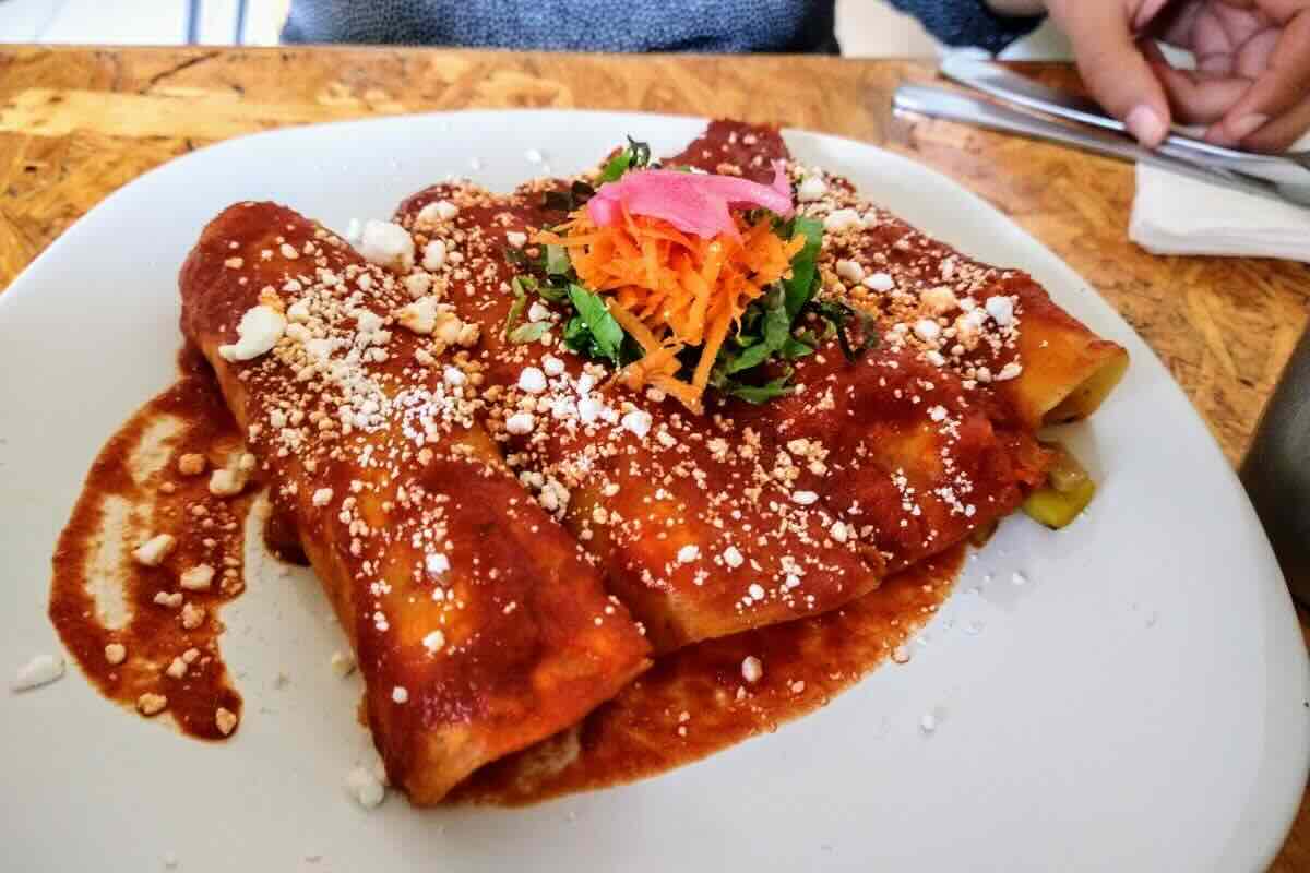 Enchiladas con salsa roja y queso fresco. Foto de Flickr.