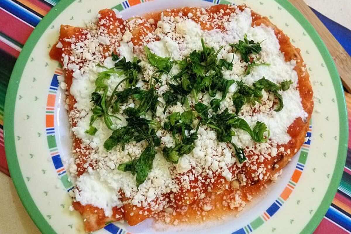 Enchiladas con salsa roja y queso fresco. Foto de Flickr.