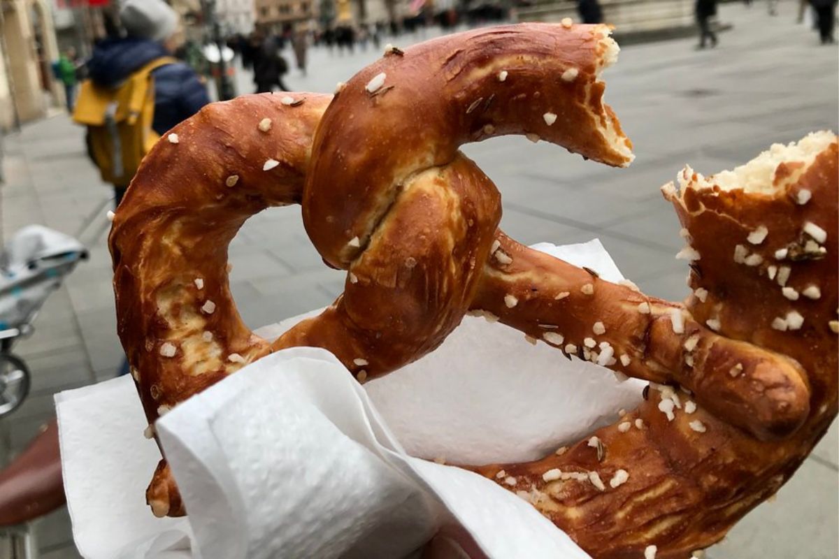 Pretzel salado recién horneado. Foto de Flickr.