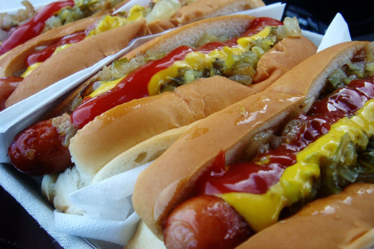 Hotdogs preparados con verdura y aderezos. Foto de Flickr.