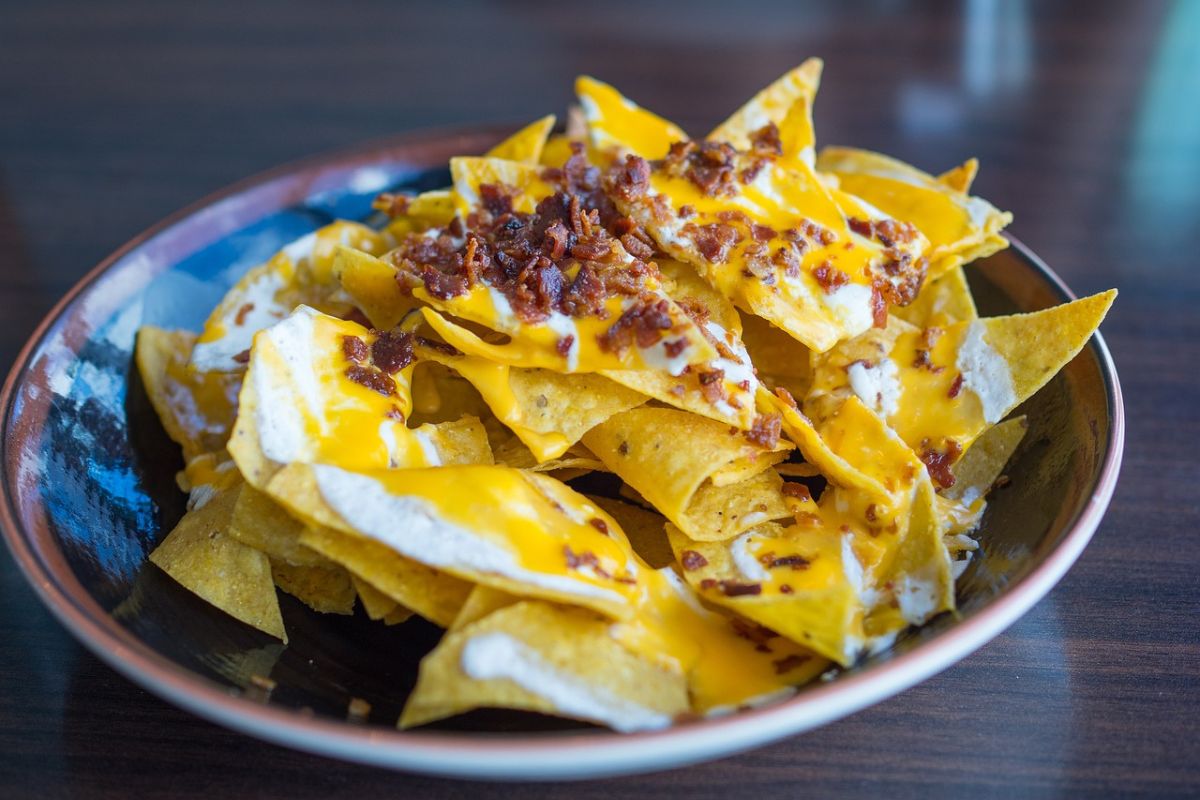 Nachos con queso, crema y tocino frito. Foto de Flickr.