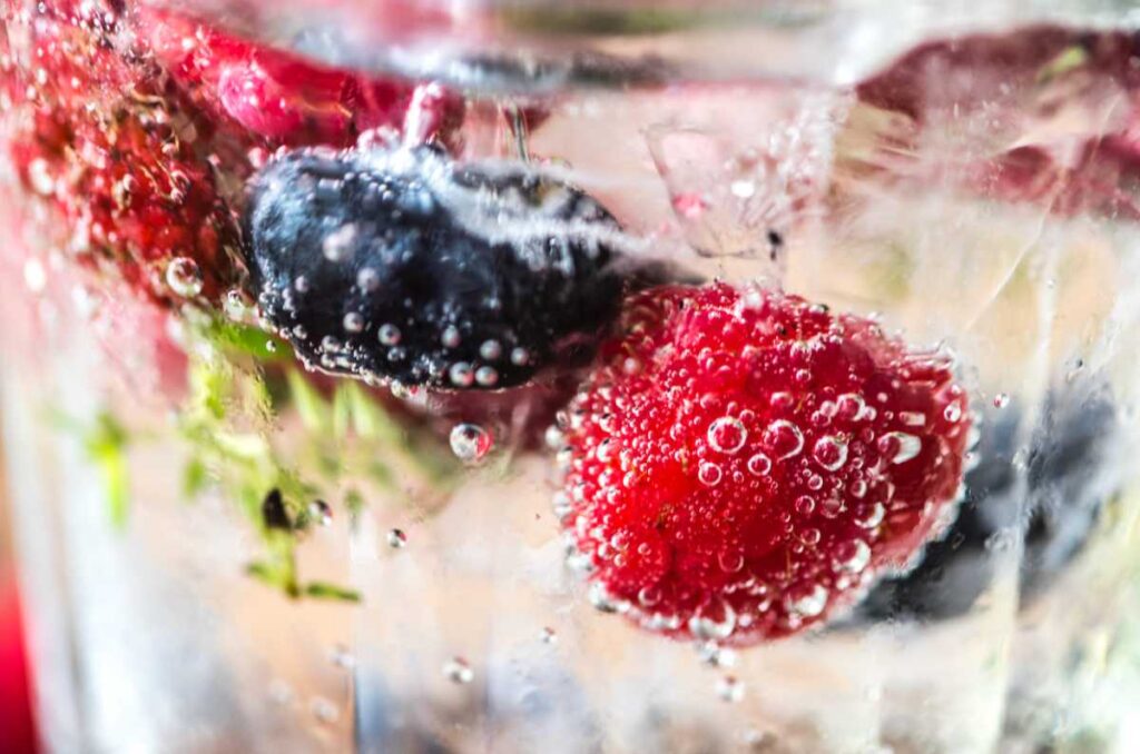 frutas en preparación con agua y cal 