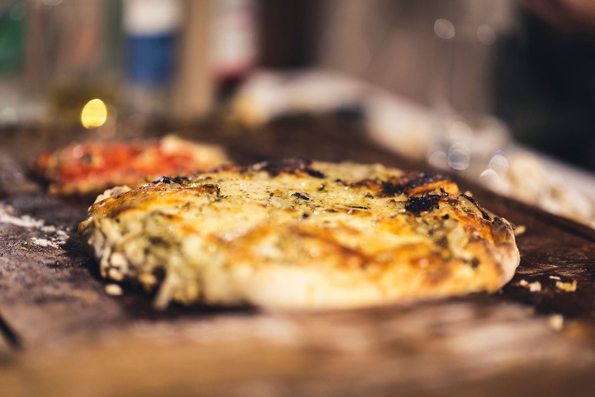 Pizza cocinada en horno de piedra. Foto de Flickr.