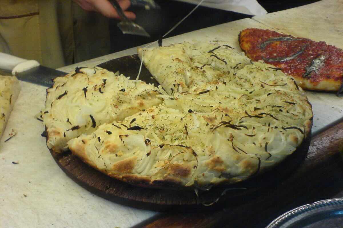 Pizza con base gruesa, queso y cebolla. Foto de Flickr.