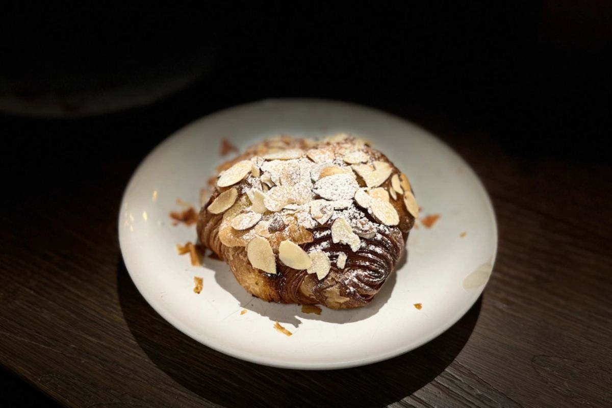 Croissant de almendra. Foto por Alexis Beard.