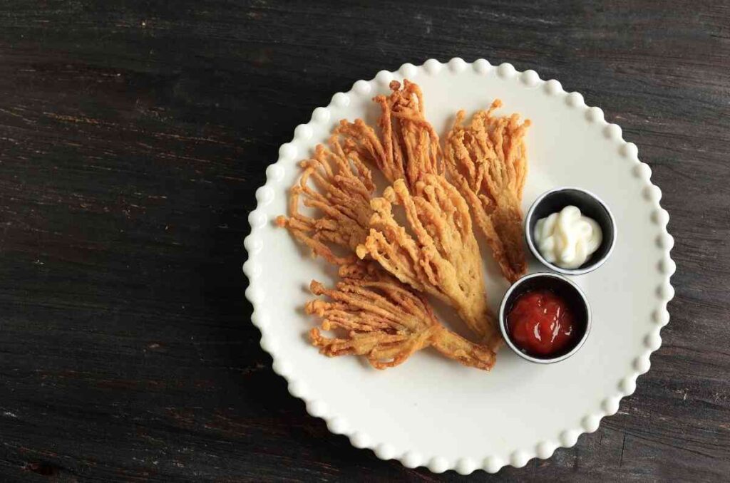 Usos y propiedades del hongo enoki, el protagonista de platillos asiáticos 2