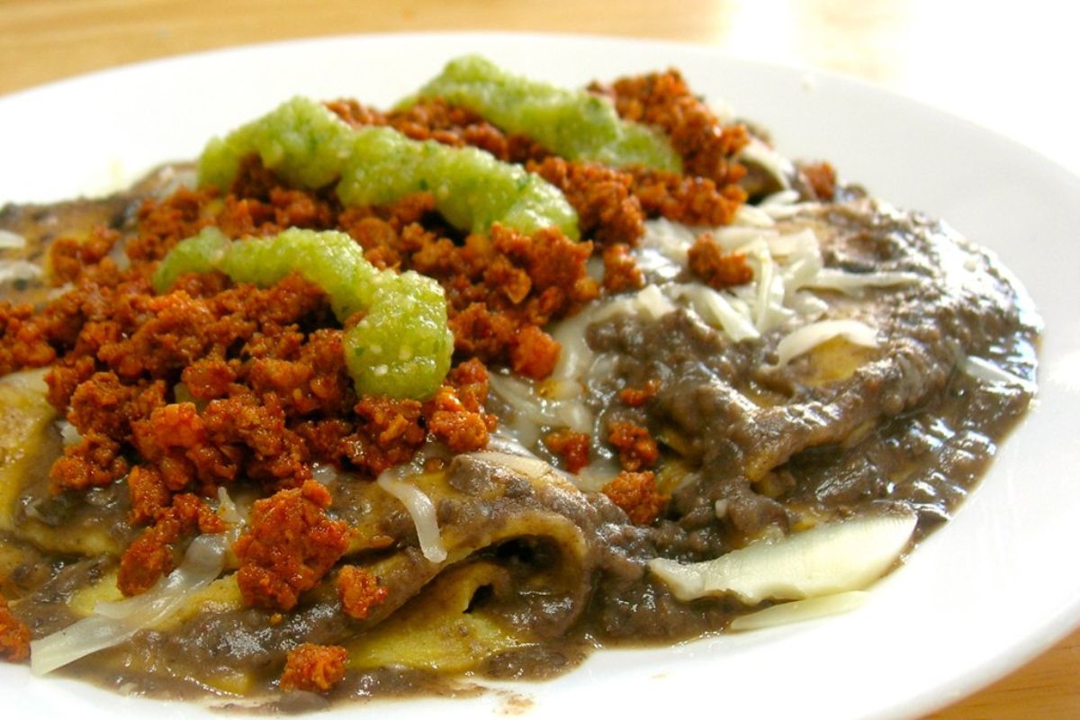 Tacos de huevo bañados en salsa de frijol. Foto de Wikimedia Commons.