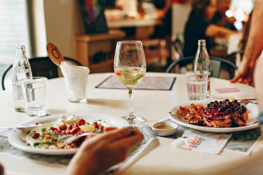 El jefe de sala y el gerente son dos roles encargados del liderazgo de un restaurante.