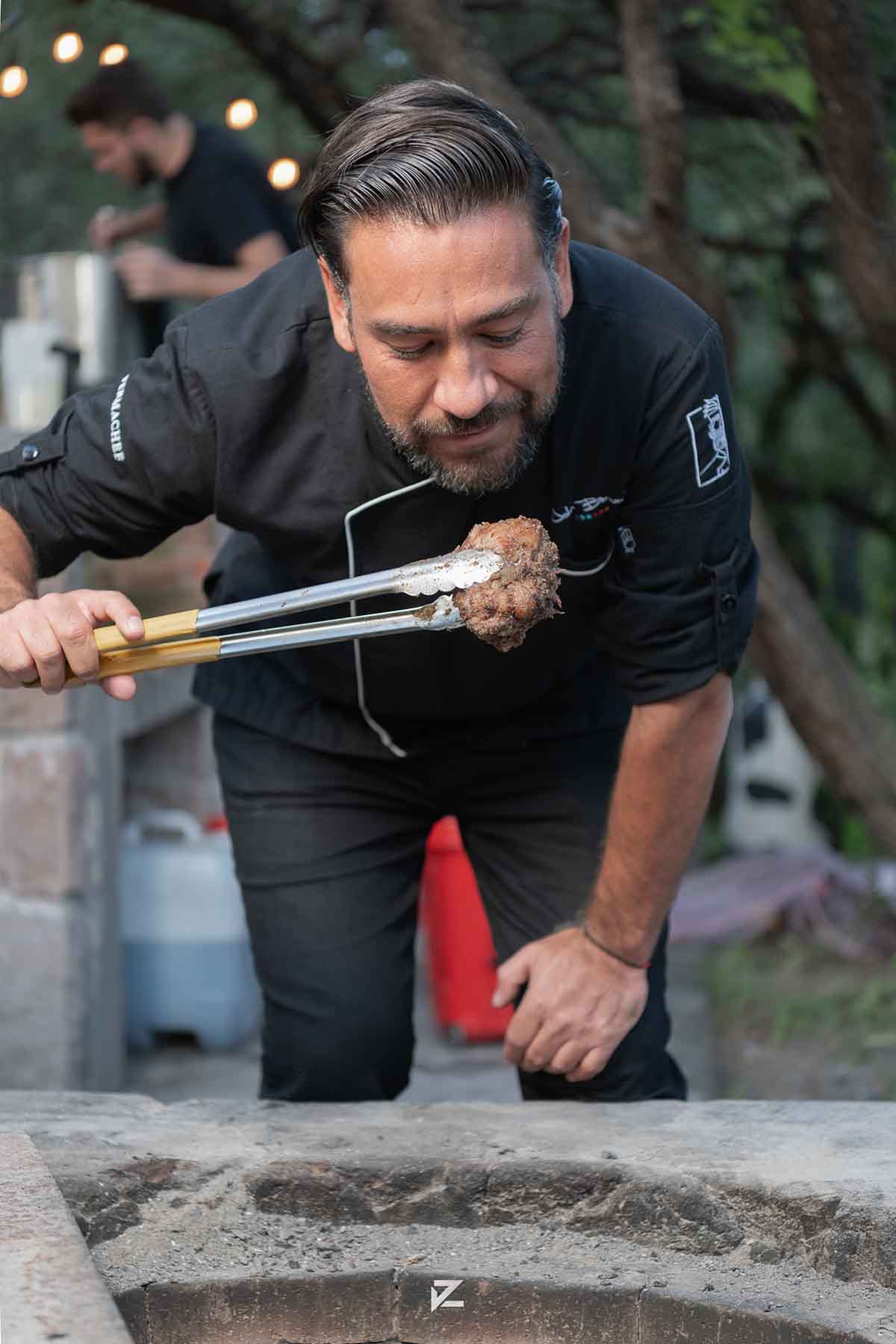 John Bernardo ha logrado transformar la cena convencional en un espectáculo que celebra la creatividad culinaria, el talento de los chefs, y la capacidad de la gastronomía para sorprender y deleitar.