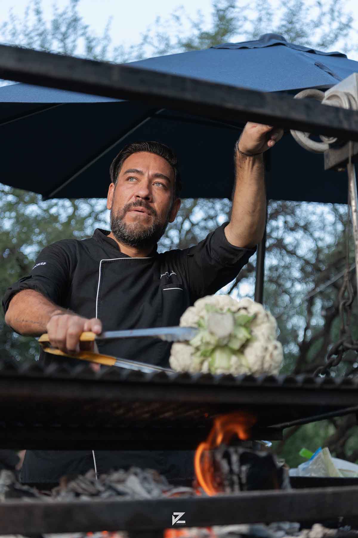 John Bernardo ha logrado transformar la cena convencional en un espectáculo que celebra la creatividad culinaria, el talento de los chefs, y la capacidad de la gastronomía para sorprender y deleitar.