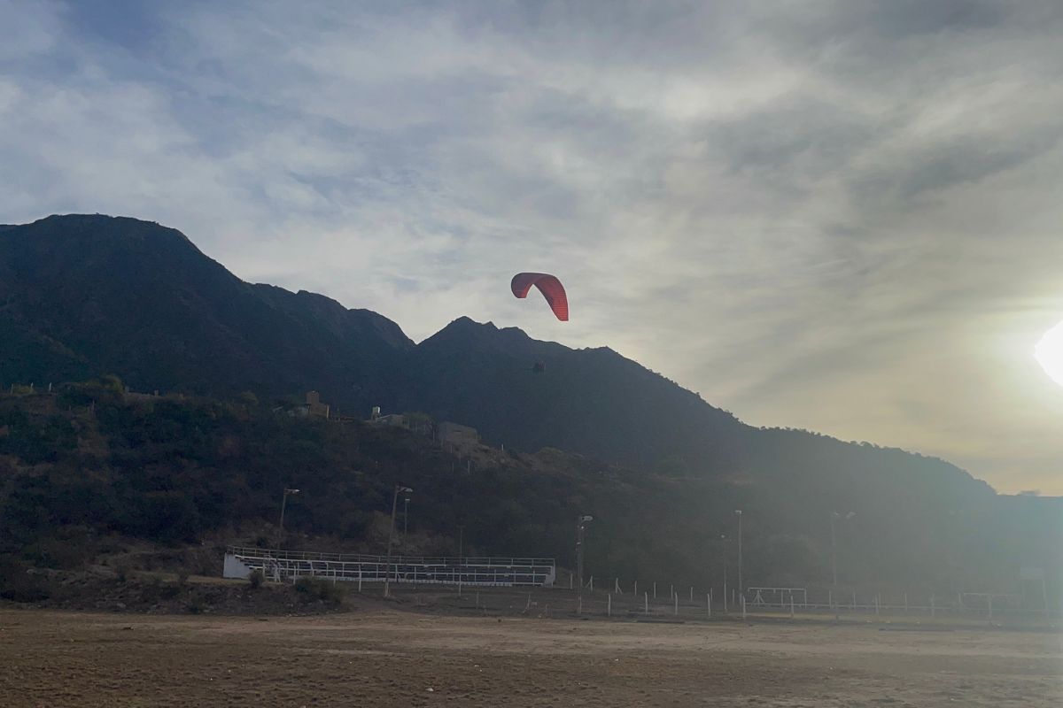 Deporte extremo conocido como parapente. Foto por Tali Akuka y Andre Madera.